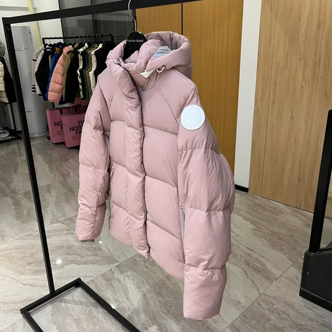 P760 Capsule Series #Exclusive First Release #𝘾𝘼𝙉𝘼𝘿𝘼 𝙂𝙊𝙊𝙎𝙀𝙅𝙪𝙣𝙘𝙩𝙞𝙤𝙣 Top Original Core Private Chat CANADA GOOSE White Label STELS Series Junction Pastel Parker Top Original Product color: Beichen white, melting water blue, stone gray, soft light pink, moonlight lime Size: XS, S, M, L, XL Junction Parker pastel light weight, warm. The Junction Parker is made from soft EnduraLuxe fabric with CORDURA for added durability in high-wear areas, making it lightweight and durable. Features a removable hood for easy transition into warmer weather. Featuring white trim, this parka complements the muted fabric colors and brings a breath of fresh air into the colder months.  Materials List: Details Product Features Removable premium insulated hood is two-way adjustable and padded with down for greater softness around the head and neck Length: Hip-length and warm.  Fabric: Wear-resistant knitting technology: CORDURA fabric is used to reinforce wear-prone areas to improve durability. The inner strap can be worn on the shoulders to free up your hands. The down placket is designed with an invisible snap button closure above the two-way zipper to prevent wind and warmth. Unzips from the bottom to increase range of motion or improve breathability Ribbed knit cuffs add comfort and lock in heat Internal drawstring at hem to block cold wind 3 exterior pockets: Fleece-lined handwarmer pockets with two-way zipper closure for easy access to items. Security pocket with zipper closure under the fly · 2 internal pockets: drop-in pocket Note: As we all know, the original version is made of 80% white duck down, and the fill power refers to the cubic inches of volume occupied by each ounce (30 grams) of down under certain conditions. If one ounce of down occupies 500 cubic inches, the fill power of the down is 500. So we can simply understand it as: fill power is the volume of down, and the volume of down is fill power. The higher the fill power of down, it means that under the same filling amount, down can fix a larger volume of air layer to keep warm and insulate, so the warmth retention of down is better.  Summary: Note: Some merchants add waste silk, 50 velvet, hand-feel velvet, etc. to the filling in order to maximize profits during the production process! It is said to be 90% white duck down, purchasing agent level, or even more exaggeratedly said to be 90% white goose down, to fool the layman! (You can consult the official website. All styles are made of white duck down.) At the same time, I will teach you a more practical trick: buy one from Tmall, and buy another from a merchant you trust at the same time, and come back to compare the details. (Tmall provides 7-day no-reason return and exchange, and MT does not affect secondary sales and provides 15-day no-reason return and exchange.) ⚠️ Remember the principle of getting what you pay for! Don't be greedy for small gains, or you will suffer big losses! Every customer is welcome to ask questions and we will continue to improve product quality and service!